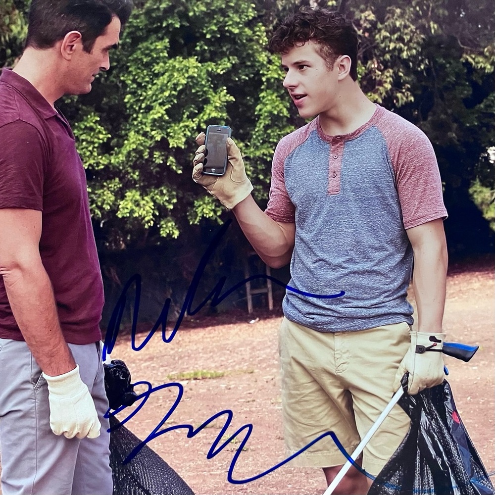 MODERN FAMILY Signed 8x10 / NOLAN GOULD as Luke Dunphy / BECKETT AUTHENTICATION